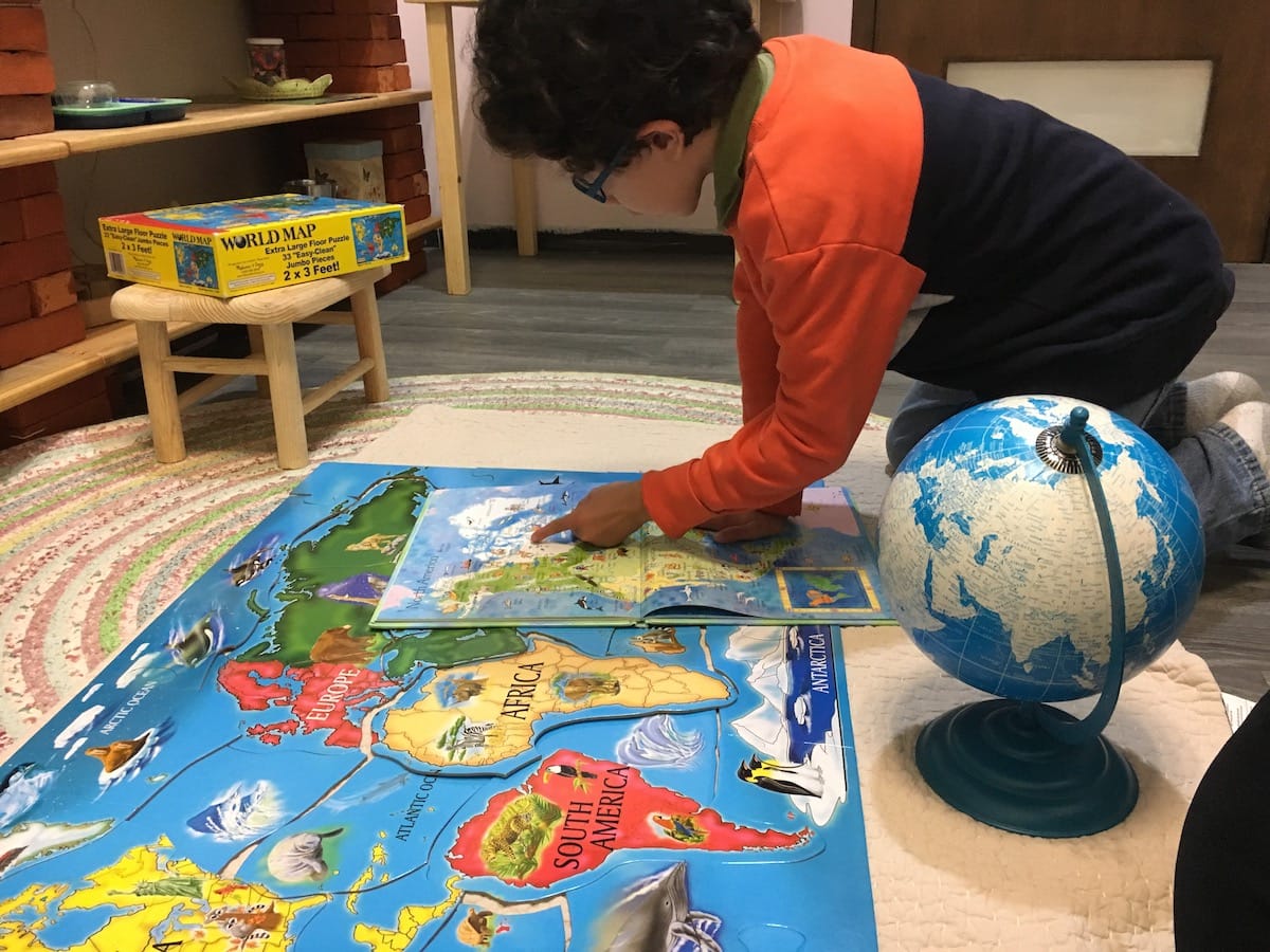 Estudiante Montessori aprendiendo geografía Estudiante Montessori aprendiendo geografía